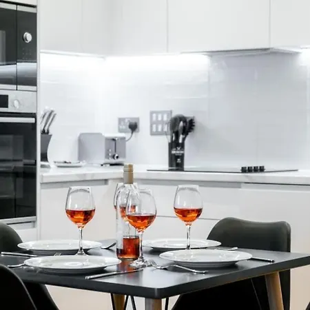 Serene Luxury 5 Star City Centre By Your Perfect Short Lets With Netflix & Fast Wifi *